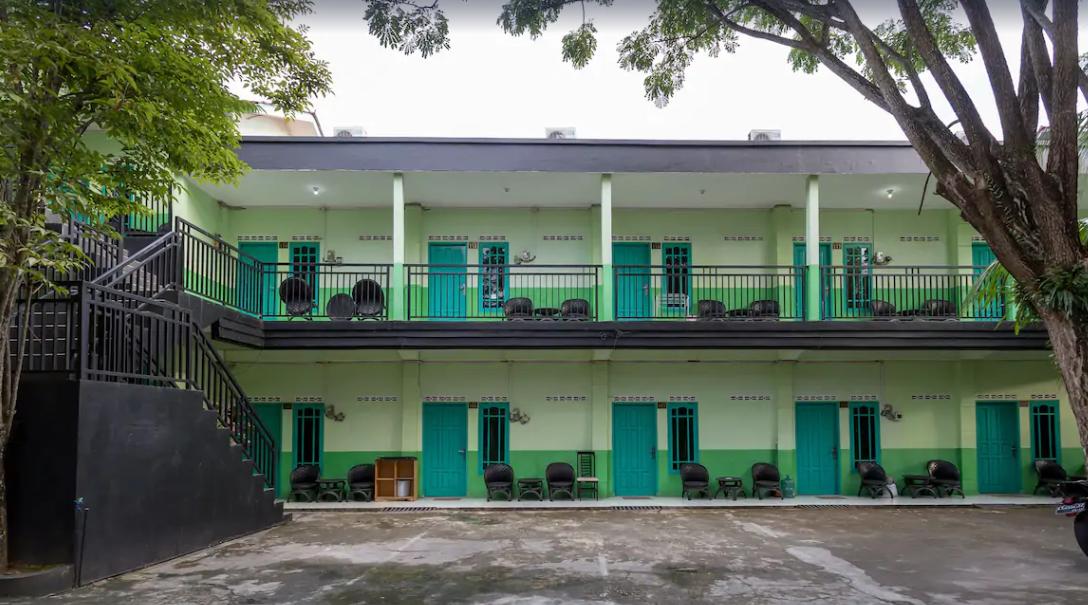 OYO 754 Nur Aziziah Guest House Syariah Balikpapan  Exterior foto